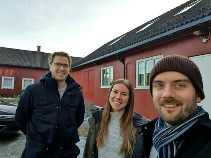 David Persson, Sunniva Bjormo og Aksel Njaa foran veterinærhuset på Ås