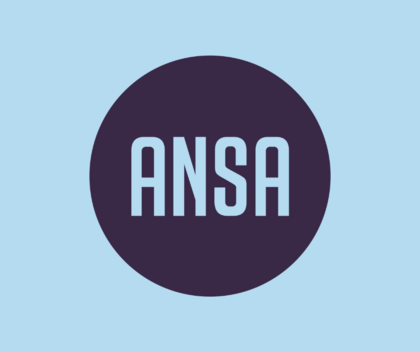 ANSAs logo på blå bakgrunn